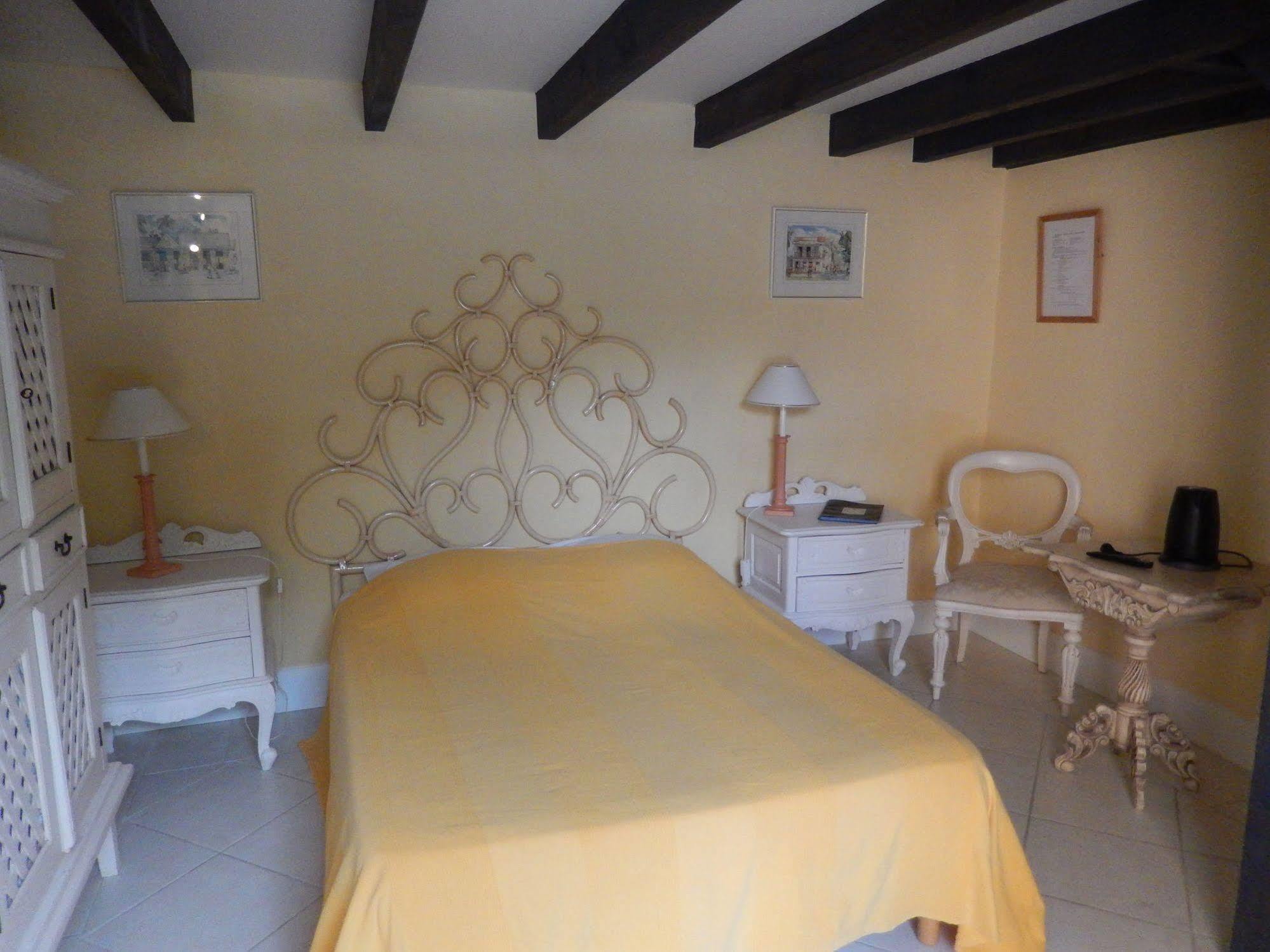 Bed and Breakfast Chateau Rousselle Saint-Ciers-de-Canesse Екстер'єр фото